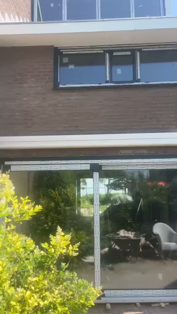 Nieuw geplaatste schuifpui met de beschermfolie er nog op
